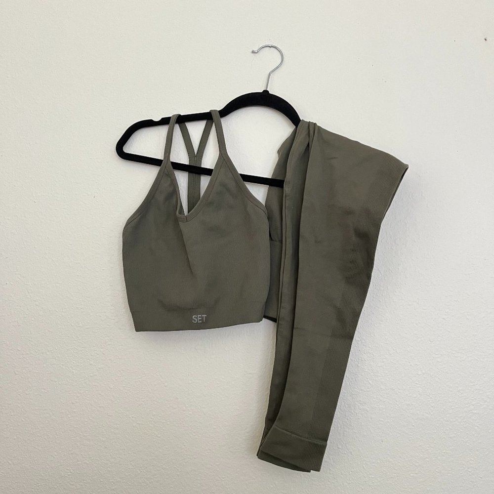 set active green bra and leggings